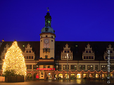 Altes Rathaus mit Weihnachtsbaum am Abend. Leipzig, Markt 1. Leipzig im WinterLeipzig zur Weihnachtszeit Abgebildet ist das weihnachtlich geschm&uuml;ckte Alte Rathaus am Markt mit dem festlich strahlenden Weihnachtsbaum in der D&auml;mmerung / bei Nacht. Stadtgeschichtliches Museum Das Alte Rathaus beherbergt heute einen Teil des Stadtgeschichtlichen Museums mit Festsaal, Folterkammer an historischer St&auml;tte und St&auml;ndiger Ausstellung. Eine besondere Kostbarkeit ist der Kramerschatz. Im Erdgeschoss findet man Einzelhandelsgesch&auml;fte und das Restaurant "Das Alte Rathaus". (Bild 102-0083) 