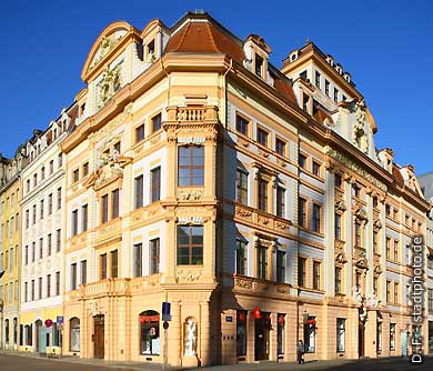 Romanushaus. Leipzig, Katharinenstra&szlig;e 21 / 23 und Br&uuml;hl 18. Barockes B&uuml;rgerhaus, erbaut 1701 - 1704 von B&uuml;rgermeister Franz Conrad Romanus, der f&uuml;r dieses barocke Kleinod die Stadtkasse pl&uuml;nderte und daf&uuml;r mit Festungshaft b&uuml;&szlig;en mu&szlig;te bis zu seinem Tode. Im Erdgeschoss setzt das Restaurant-Team um Sven Tischler im "Romanushof" die gastronomische Tradition des Hauses fort mit th&uuml;ringisch-s&auml;chsischer K&uuml;che. (Bild 103-0882) 
