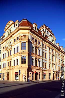 Romanushaus. Leipzig, Katharinenstra&szlig;e 21 / 23 und Br&uuml;hl 18. Barockes B&uuml;rgerhaus, erbaut 1701 - 1704 von B&uuml;rgermeister Franz Conrad Romanus, der f&uuml;r dieses barocke Kleinod die Stadtkasse pl&uuml;nderte und daf&uuml;r mit Festungshaft b&uuml;&szlig;en mu&szlig;te bis zu seinem Tode. Im Erdgeschoss setzt das Restaurant-Team um Sven Tischler im "Romanushof" die gastronomische Tradition des Hauses fort mit th&uuml;ringisch-s&auml;chsischer K&uuml;che. (Bild 103-0890) 