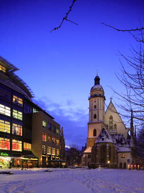 Bild 105-9527: Leipzig im Winter: Brauhaus am Thomaskirchhof und Thomaskirche.
 