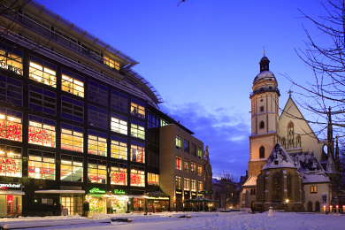 Bild 105-9530: Leipzig im Winter: Buchhandlung Hugendubel, Brauhaus am Thomaskirchhof und Thomaskirche mit viel Schnee in der D�mmerung.
 