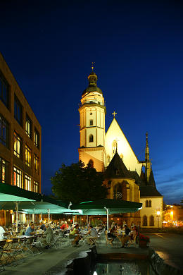 Bild 106-5952: Leipzig: Thomaskirche am Abend. 
 