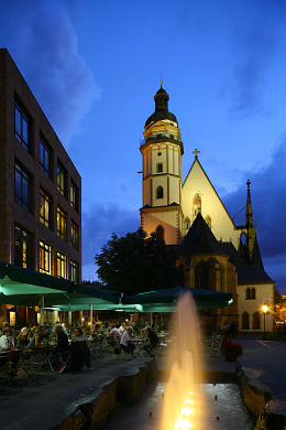 Bild 106-5958: Leipzig: Thomaskirche am Abend. 
 