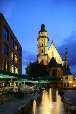Bild 106-5960: Leipzig: Thomaskirche am Abend. 
 