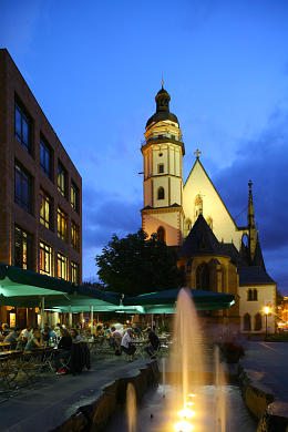 Bild 106-5961: Leipzig: Thomaskirche am Abend. 
 