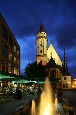Bild 106-5964: Leipzig: Thomaskirche am Abend. 
 