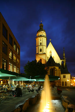 Bild 106-5967: Leipzig: Thomaskirche am Abend. 
 