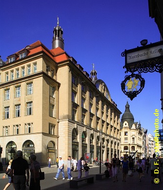 Steigenberger Grandhotel Handelshof LeipzigHotel ***** / 5 Sterne. Leipzig, Salzg&auml;&szlig;chen 6, Ansicht Grimmaische Stra&szlig;e 1 / 7 / Ecke Naschmarkt. Vis a vis der M&auml;dler Passage mit dem - durch Goethes "Faust" weltber&uuml;hmten - Restaurant "Auerbachs Keller" befindet sich der in 2011 von der Leipziger Stadtbau AG liebevoll sanierte Handelshof. Der einstige Messepalast beherbergt nun neben dem Luxushotel der Steigenberger-Kette attraktive B&uuml;ro- und Einzelhandelsfl&auml;chen. Am 5. Mai 2012 er&ouml;ffnete das "Alex im Burgkeller" - Caf�, Bar, Bistro, Kneipe und Restaurant - auf ca. 425 m² im Erdgeschoss am Naschmarkt. In den Einzelhandelsfl&auml;chen im Erdgeschoss und ersten Obergeschoss des Handelshofes haben sich entlang der Grimmaischen Stra&szlig;e folgende H&auml;ndler angesiedelt: Gerry Weber Tom Tailor Leysieffer - Confiserie und Chocolaterie -  DEPOT - M&ouml;bel und Wohnaccessoires -  FOSSIL - Uhren, Schmuck und Taschen -  Die Einzelhandelsfl&auml;che an der Ecke zur Reichsstra&szlig;e ist gegenw&auml;rtig frei. (Bild 107-5244) 