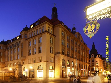 Steigenberger Grandhotel Handelshof Leipzig am Abend / bei Nacht. Hotel ***** / 5 Sterne. Leipzig, Salzg&auml;&szlig;chen 6, Ansicht Grimmaische Stra&szlig;e 1 / 7 / Ecke Naschmarkt. Vis a vis der M&auml;dler Passage mit dem - durch Goethes "Faust" weltber&uuml;hmten - Restaurant "Auerbachs Keller" befindet sich der in 2011 von der Leipziger Stadtbau AG liebevoll sanierte Handelshof. Der einstige Messepalast beherbergt nun neben dem Luxushotel der Steigenberger-Kette einige B&uuml;ros und mehrere exklusive Gesch&auml;fte. Am 5. Mai 2012 er&ouml;ffnete das "Alex im Burgkeller" - Caf�, Bar, Bistro, Kneipe und Restaurant - auf ca. 425 m² im Erdgeschoss am Naschmarkt. (Bild 107-5280) 