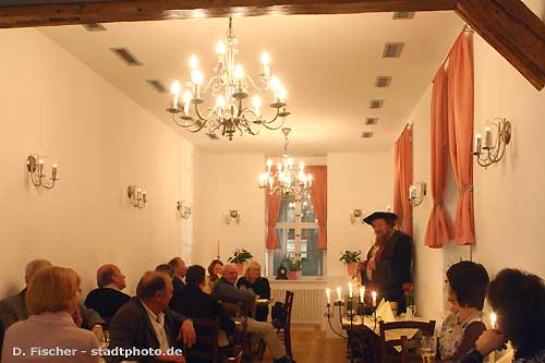 Leipzig: Gasthaus "Zur Neuberin". Erlebnisgastronomie auf 3 Etagen mit "Friederike Caroline Neuber" und Leipziger Originalen in der historischen Weinsch&auml;nke im Haus "Gro&szlig;er Blumenberg" am Br&uuml;hl, wo einst die Neuberin und ihre Theatertruppe spielte und den Hanswurst vertrieb. Ritteressen, Gaukelei, Artistik. (Bild 2-4464) 