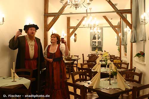 Leipzig: Gasthaus "Zur Neuberin". Erlebnisgastronomie auf 3 Etagen mit "Friederike Caroline Neuber" und Leipziger Originalen in der historischen Weinsch&auml;nke im Haus "Gro&szlig;er Blumenberg" am Br&uuml;hl, wo einst die Neuberin und ihre Theatertruppe spielte und den Hanswurst vertrieb. Ritteressen, Gaukelei, Artistik. (Bild 2-4469) 